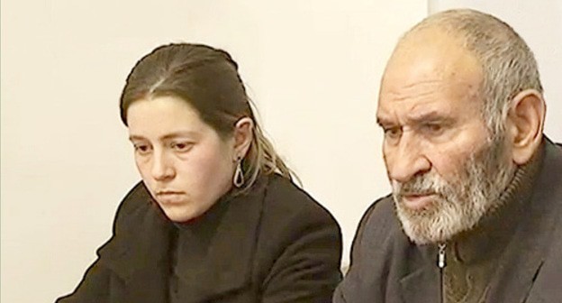Вдова Тураджа Зейналова Гюльнар Агаева и его отец Шурия Зейналов на пресс-конференции в Институте свободы и безопасности репортеров (ИСБР). Баку, 5 декабря 2011 г. Кадр из видеорепортажа канала Obyektiv TV, www.obyektiv.tv Вдова Тураджа Зейналова Гюльнар Агаева и его отец Шурия Зейналов на пресс-конференции в Институте свободы и безопасности репортеров (ИСБР). Баку, 5 декабря 2011 г. Кадр из видеорепортажа канала Obyektiv TV, www.obyektiv.tv