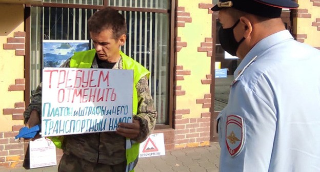 Участник акции против системы "Платон" общается с сотрудником полиции. Фото Татьяны Филимоновой для "Кавказского узла" Участник акции против системы "Платон" общается с сотрудником полиции. Фото Татьяны Филимоновой для "Кавказского узла"