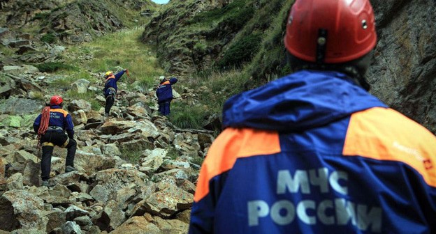 Сотрудники МЧС в горах. Фото: ГУ МЧС по Кабардино-Балкарской Республике Сотрудники МЧС в горах. Фото: ГУ МЧС по Кабардино-Балкарской Республике