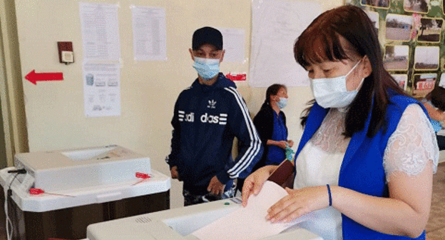 На выборах депутата Думы Астраханской области шестого созыва . Фото пресс-службы избиркома http://www.astrakhan.izbirkom.ru/news/9902/ На выборах депутата Думы Астраханской области шестого созыва . Фото пресс-службы избиркома http://www.astrakhan.izbirkom.ru/news/9902/
