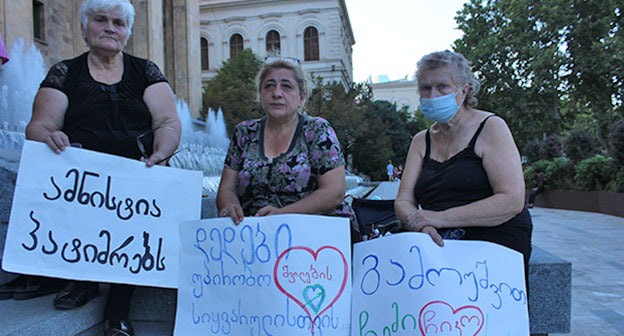Женщины, участвующие в голодовке. Надпись на плакате: "Матери с безоговорочной любовью к детям". Фото Инны Кукуджановой для "Кавказского узла" Женщины, участвующие в голодовке. Надпись на плакате: "Матери с безоговорочной любовью к детям". Фото Инны Кукуджановой для "Кавказского узла"
