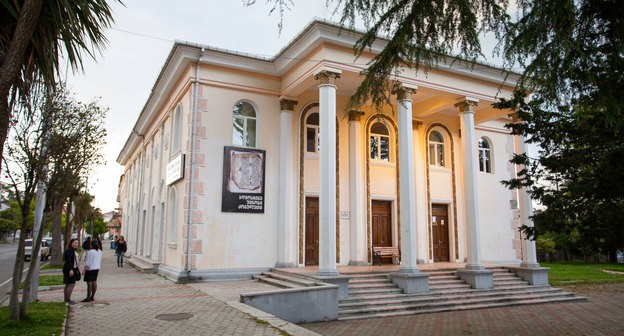 Музей в Кобулети. Фото: Михаил https://commons.wikimedia.org/wiki/Category:Kobuleti#/media/File:Kobuleti_Museum.jpg Музей в Кобулети. Фото: Михаил https://commons.wikimedia.org/wiki/Category:Kobuleti#/media/File:Kobuleti_Museum.jpg