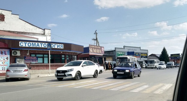Вооруженные люди и несколько военных машин на окраине Назрани. Фото корреспондента "Кавказского узла" Вооруженные люди и несколько военных машин на окраине Назрани. Фото корреспондента "Кавказского узла"