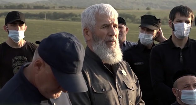 Участники схода в родовом селе Рамзана Кадырова Ахмат-Юрте. Кадр видео канала ЧГТРК Грозный https://newsvideo.su/video/13465859 Участники схода в родовом селе Рамзана Кадырова Ахмат-Юрте. Кадр видео канала ЧГТРК Грозный https://newsvideo.su/video/13465859