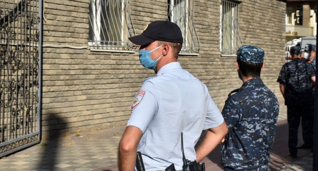 Силовики у Южного окружного военного суда. Фото Константина Волгина для "Кавказского узла"
Силовики у Южного окружного военного суда. Фото Константина Волгина для "Кавказского узла"