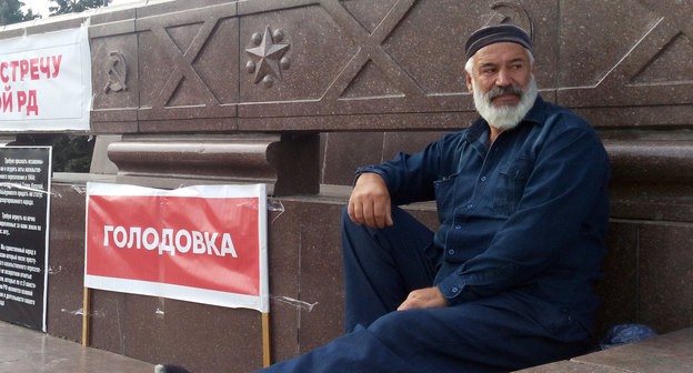 Житель Альбурикента Бектемир Салихов объявил бессрочную голодовку но менее через час был доставлен в полицию. 18 сентября 2020. Фото Расула Магомедова для "Кавказского узла" Житель Альбурикента Бектемир Салихов объявил бессрочную голодовку но менее через час был доставлен в полицию. 18 сентября 2020. Фото Расула Магомедова для "Кавказского узла"