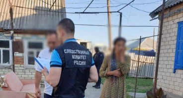 Сотрудник следственного комитета общается с родственниками. Фото: пресс-служба Национального антитеррористического комитета https://stavropol.sledcom.ru/ Сотрудник следственного комитета общается с родственниками. Фото: пресс-служба Национального антитеррористического комитета https://stavropol.sledcom.ru/
