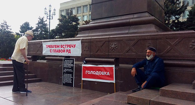 Житель Альбурикента Бектемир Салихов объявил бессрочную голодовку но менее через час был доставлен в полицию. 18 сентября 2020. Фото Расула Магомедова для "Кавказского узла" Житель Альбурикента Бектемир Салихов объявил бессрочную голодовку но менее через час был доставлен в полицию. 18 сентября 2020. Фото Расула Магомедова для "Кавказского узла"