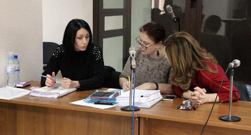 Вдова Земфира Цкаева, адвокат Анжелика Сикоева и двоюродная сестра Владимира Цкаева Ирина (слева направо). 2019 год. Фото Эммы Марзоевой для "Кавказского узла" Вдова Земфира Цкаева, адвокат Анжелика Сикоева и двоюродная сестра Владимира Цкаева Ирина (слева направо). 2019 год. Фото Эммы Марзоевой для "Кавказского узла"
