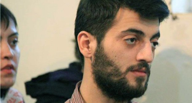 Анар Абдулла. Стоп-кадр видео Meydan.tv https://d9mc3ts4czbpr.cloudfront.net/az/article/zaderzhan-eshe-odin-aktivist-dvizheniya-nida-anar-abdulla-na-10-sutok-obnovleno/ Анар Абдулла. Стоп-кадр видео Meydan.tv https://d9mc3ts4czbpr.cloudfront.net/az/article/zaderzhan-eshe-odin-aktivist-dvizheniya-nida-anar-abdulla-na-10-sutok-obnovleno/
