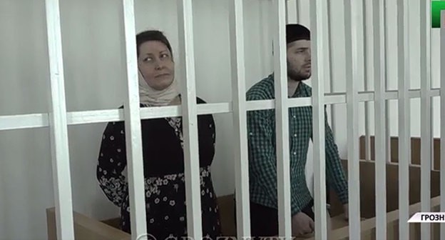 Лизан Исакова и ее сын Хазбулат в зале суда. Кадр видео ЧГТРК groznytv https://www.instagram.com/p/CFiD1hIpykr/ Лизан Исакова и ее сын Хазбулат в зале суда. Кадр видео ЧГТРК groznytv https://www.instagram.com/p/CFiD1hIpykr/