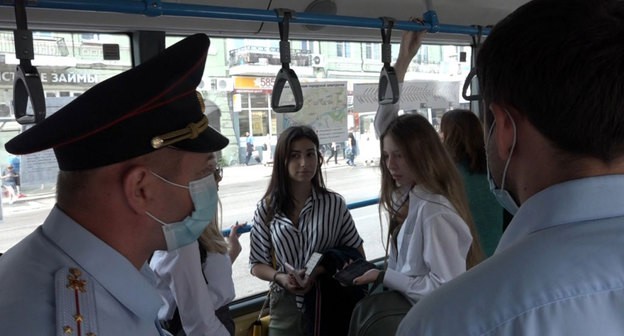 Проверка соблюдения масочного режима в общественном транспорте в Ростове-на-Дону. Фото пресс-службы администрации https://rostov-gorod.ru/press_room/news/8917/109512/ Проверка соблюдения масочного режима в общественном транспорте в Ростове-на-Дону. Фото пресс-службы администрации https://rostov-gorod.ru/press_room/news/8917/109512/