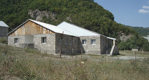 Школа в селе Кнарван в Нагорном Карабахе. Фото: Ліонкінг https://ru.wikipedia.org/ Школа в селе Кнарван в Нагорном Карабахе. Фото: Ліонкінг https://ru.wikipedia.org/