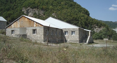 Школа в селе Кнарван в Нагорном Карабахе. Фото: Ліонкінг https://ru.wikipedia.org/ Школа в селе Кнарван в Нагорном Карабахе. Фото: Ліонкінг https://ru.wikipedia.org/