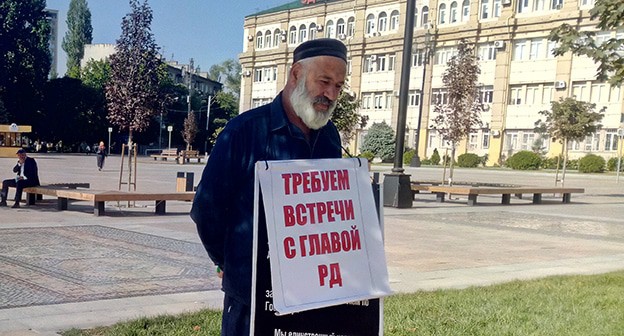 Бектемир Салихов на пикете у Дома правительства. 21 сентября 2020 г. Фото Расула Магомедова для "Кавказского узла" Бектемир Салихов на пикете у Дома правительства. 21 сентября 2020 г. Фото Расула Магомедова для "Кавказского узла"