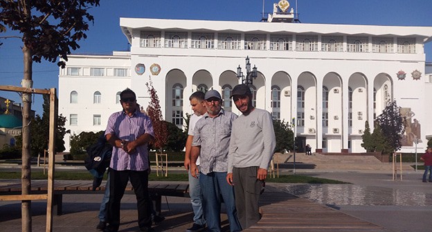Группа жителей трех кумыкских поселков, собравшиеся на площади в поддержку задержанного на пикете Бектемира Салихова. 25 сентября. Фото Расула Магомедова для " Кавказского узла" Группа жителей трех кумыкских поселков, собравшиеся на площади в поддержку задержанного на пикете Бектемира Салихова. 25 сентября. Фото Расула Магомедова для " Кавказского узла"