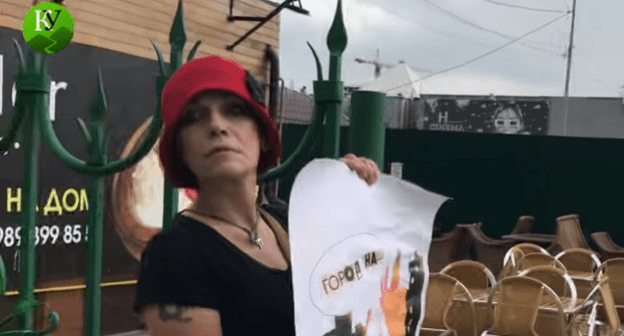 Светлана Анохина проводит одиночный пикет в Махачкале. Кадр видео "Кавказского узла". Светлана Анохина проводит одиночный пикет в Махачкале. Кадр видео "Кавказского узла".