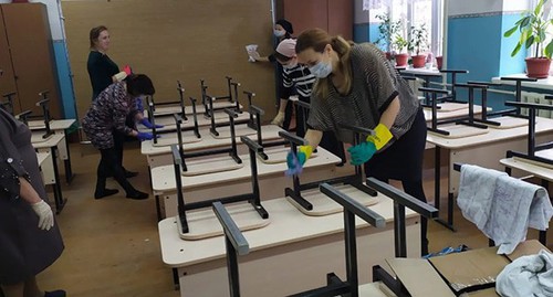 Дезинфекция в школе. Фото: прес--служба адмнистрации города Кизляра http://mo-kizlyar.ru/ Дезинфекция в школе. Фото: прес--служба адмнистрации города Кизляра http://mo-kizlyar.ru/