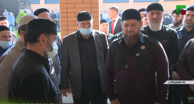 Рамзан Кадыров на тезете по депутату Госдумы Вахе Агаеву. Скриншот видео https://youtu.be/r2nYJ31nZmE. Рамзан Кадыров на тезете по депутату Госдумы Вахе Агаеву. Скриншот видео https://youtu.be/r2nYJ31nZmE.