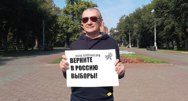 Активист держит плакат с требованием честных выборов. Волгоград, 27 сентября 2020 года. Фото Татьяны Филимоновой для "Кавказского узла". Активист держит плакат с требованием честных выборов. Волгоград, 27 сентября 2020 года. Фото Татьяны Филимоновой для "Кавказского узла".