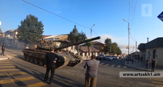Бронетехника на улице в Степанакерте. Скриншот видео https://www.youtube.com/watch?v=BOZ4vEg_RZc&feature=emb_logo Бронетехника на улице в Степанакерте. Скриншот видео https://www.youtube.com/watch?v=BOZ4vEg_RZc&feature=emb_logo