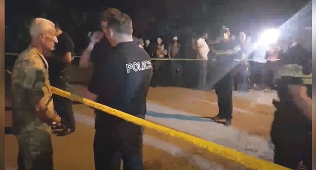 Сотрудники полиции в Болниси после массовой драке сторонников правящей партии "Грузинская мечта" и оппозиционного объединения "Сила в единстве" 27.09.2020. Кадр видео პირველი არხი Georgian Public Broadcaster https://www.youtube.com/watch?time_continue=9&v=KAvMusGD4uo&feature=emb_logo Сотрудники полиции в Болниси после массовой драке сторонников правящей партии "Грузинская мечта" и оппозиционного объединения "Сила в единстве" 27.09.2020. Кадр видео პირველი არხი Georgian Public Broadcaster https://www.youtube.com/watch?time_continue=9&v=KAvMusGD4uo&feature=emb_logo
