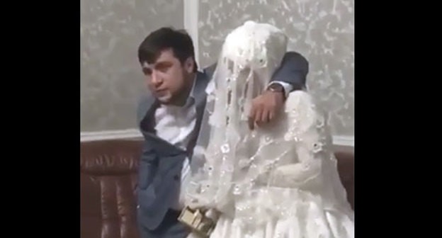 Житель Дагестана и его невеста. кадр видео канала Голос Дагестана https://vk.com/golos_dagestan?w=wall-74219800_766567 Житель Дагестана и его невеста. кадр видео канала Голос Дагестана https://vk.com/golos_dagestan?w=wall-74219800_766567