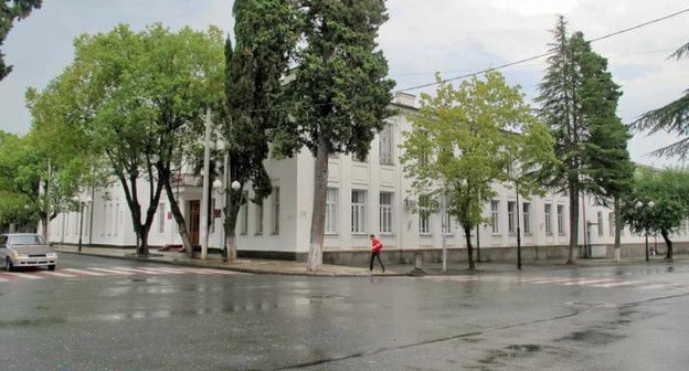 Школа в Сухуме. Фото: Росоmaxa http://wikimapia.org/ Школа в Сухуме. Фото: Росоmaxa http://wikimapia.org/