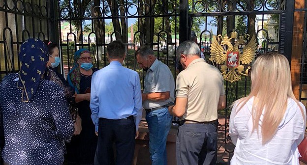 Родственницы задержанных коллег бывшего замначальника ГИБДД Кабардино-Балкарии Юрия Нагоева у ворот Генпрокуратуры. Фото предоставлено адвокатом Маремовым Родственницы задержанных коллег бывшего замначальника ГИБДД Кабардино-Балкарии Юрия Нагоева у ворот Генпрокуратуры. Фото предоставлено адвокатом Маремовым