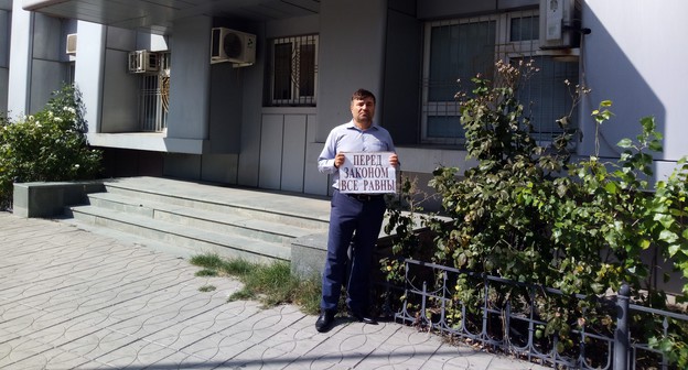 Глава села Гунзиб Шамиль Магомедов на пикете у прокуратуры Дагестана. 28 сентября 2020 года. Фото Расула Магомедова для "Кавказского узла" Глава села Гунзиб Шамиль Магомедов на пикете у прокуратуры Дагестана. 28 сентября 2020 года. Фото Расула Магомедова для "Кавказского узла"