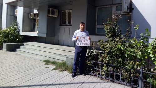 Глава села Гунзиб Шамиль Магомедов на пикете у прокуратуры Дагестана. 28 сентября 2020 года. Фото Расула Магомедова для "Кавказского узла" Глава села Гунзиб Шамиль Магомедов на пикете у прокуратуры Дагестана. 28 сентября 2020 года. Фото Расула Магомедова для "Кавказского узла"