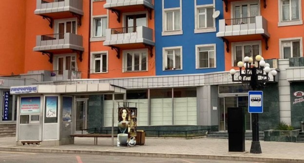 Пустая улица в Степанакерте во время воздушной тревоги. Фото Алвард Григорян для "Кавказского узла". Пустая улица в Степанакерте во время воздушной тревоги. Фото Алвард Григорян для "Кавказского узла".