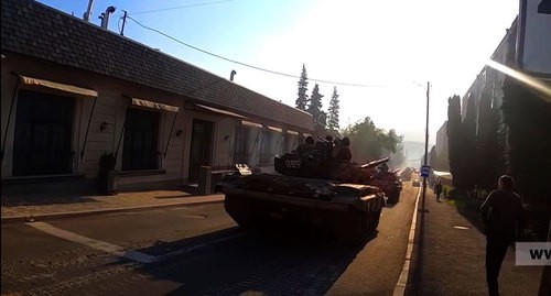 Танки на улице Степанакерта. Кадр видео https://www.youtube.com/watch?v=BOZ4vEg_RZc&feature=emb_logo
a1plus
 https://www.youtube.com/watch?v=BOZ4vEg_RZc&feature=emb_logo