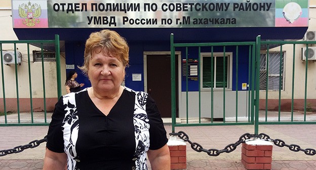 Елена Барзукаева у здания отдела полиции по Советскому району Махачкалы. 21 августа 2020 г. Фото Расула Магомедова для "Кавказского узла"
Елена Барзукаева у здания отдела полиции по Советскому району Махачкалы. 21 августа 2020 г. Фото Расула Магомедова для "Кавказского узла"