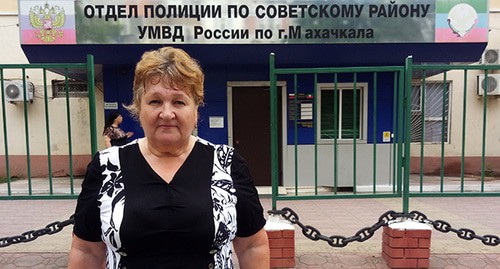 Елена Барзукаева у здания отдела полиции по Советскому району Махачкалы. 21 августа 2020 г. Фото Расула Магомедова для "Кавказского узла"
Елена Барзукаева у здания отдела полиции по Советскому району Махачкалы. 21 августа 2020 г. Фото Расула Магомедова для "Кавказского узла"
