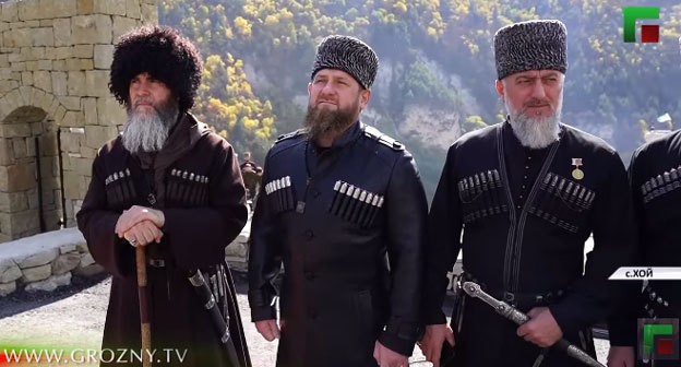 Муфтий Чечни Салах Межиев, глава республики Рамзан Кадыров и депутат Госдумы Адам Делимханов на открытии реконструированного древнего поселения Хой. Кадр видео ЧГТРК "Грозный" https://www.youtube.com/watch?v=TCjxw764SnM Муфтий Чечни Салах Межиев, глава республики Рамзан Кадыров и депутат Госдумы Адам Делимханов на открытии реконструированного древнего поселения Хой. Кадр видео ЧГТРК "Грозный" https://www.youtube.com/watch?v=TCjxw764SnM