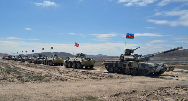 Боевая техника с флагами Турции и Азербайджана. Фото пресс-службы МО Азербайджана Боевая техника с флагами Турции и Азербайджана. Фото пресс-службы МО Азербайджана