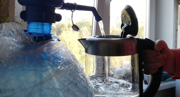 Набор воды в емкость. © Нины Тумановой для "Кавказского узла" Набор воды в емкость. © Нины Тумановой для "Кавказского узла"