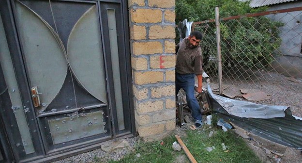Следы от обстрелов на двери дома в азербайджанской деревне. Фото Азиза Каримова для "Кавказского узла" Следы от обстрелов на двери дома в азербайджанской деревне. Фото Азиза Каримова для "Кавказского узла"