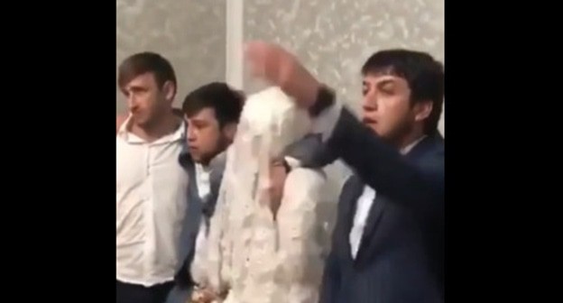 Кадр видео, где жених повел себя оскорбительно по отношению к собственной невесте https://vk.com/wall-74219800_766567?reply=769430 Кадр видео, где жених повел себя оскорбительно по отношению к собственной невесте https://vk.com/wall-74219800_766567?reply=769430