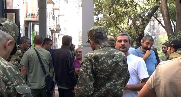 Сбор резервистов и добровольцев для отправки в Нагорный Карабах 28.09.2020. Фото Армине мартиросян для "Кавказского узла" Сбор резервистов и добровольцев для отправки в Нагорный Карабах 28.09.2020. Фото Армине мартиросян для "Кавказского узла"