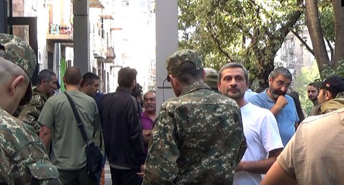 Сбор резервистов и добровольцев для отправки в Нагорный Карабах 28.09.2020. Фото Армине мартиросян для "Кавказского узла" Сбор резервистов и добровольцев для отправки в Нагорный Карабах 28.09.2020. Фото Армине мартиросян для "Кавказского узла"