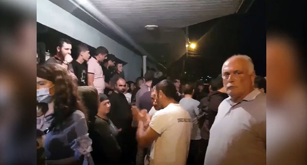 На площади в Болниси после массовой драки сторонников правящей партии "Грузинская мечта" и оппозиционного объединения "Сила в единстве" 27.09.2020. Кадр видео პირველი არხი Georgian Public Broadcaster https://www.youtube.com/watch?time_continue=9&v=KAvMusGD4uo&feature=emb_logo На площади в Болниси после массовой драки сторонников правящей партии "Грузинская мечта" и оппозиционного объединения "Сила в единстве" 27.09.2020. Кадр видео პირველი არხი Georgian Public Broadcaster https://www.youtube.com/watch?time_continue=9&v=KAvMusGD4uo&feature=emb_logo