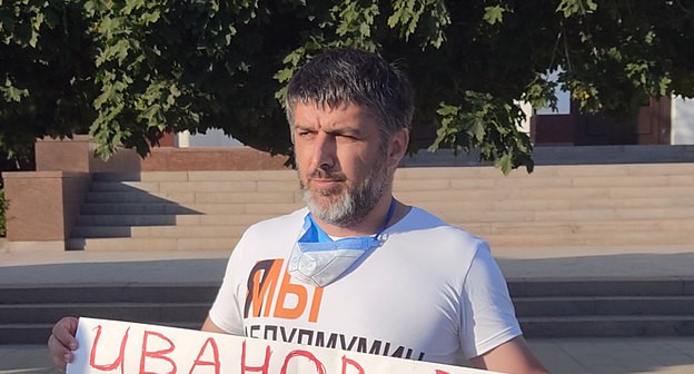 Салим Халитов на одиночном пикете в Махачкале. Фото: Ильяс Капиев для "Кавказского узла" Салим Халитов на одиночном пикете в Махачкале. Фото: Ильяс Капиев для "Кавказского узла"