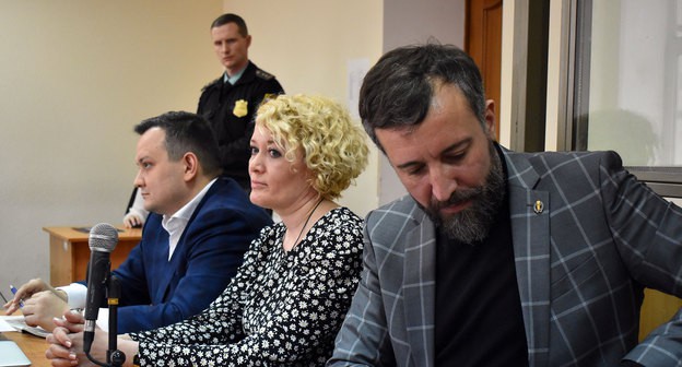 Анастасия Шевченко с адвокатами в зале суда. Фото Константина Волгина для "Кавказского узла"
Анастасия Шевченко с адвокатами в зале суда. Фото Константина Волгина для "Кавказского узла"
