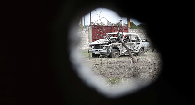 Разбитый от снарядов автомобиль в зоне конфликта 
в Нагорном Карабахе. Фото: Vahram Baghdasaryan/Photolure via REUTERS 