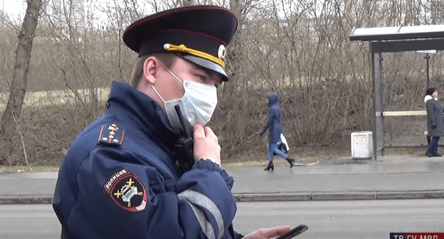 Полицейский со смартфоном в руках. Стоп-кадр видео https://www.youtube.com/watch?v=NPQgNeW1dGI Полицейский со смартфоном в руках. Стоп-кадр видео https://www.youtube.com/watch?v=NPQgNeW1dGI