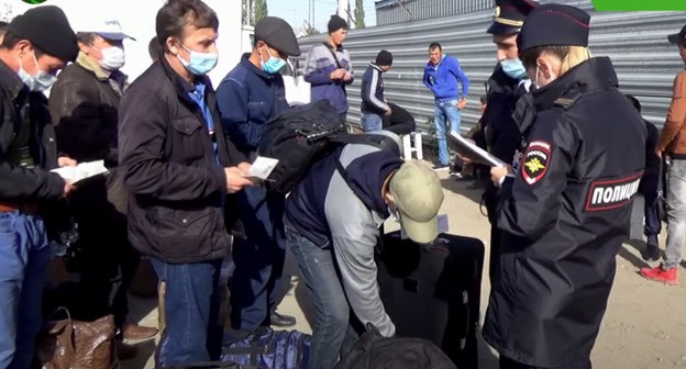 Узбекские мигранты на вокзале Волжского. Кадр видео "Кавказского узла" https://www.youtube.com/watch?v=Cv820ZpB98k&feature=emb_logo Узбекские мигранты на вокзале Волжского. Кадр видео "Кавказского узла" https://www.youtube.com/watch?v=Cv820ZpB98k&feature=emb_logo