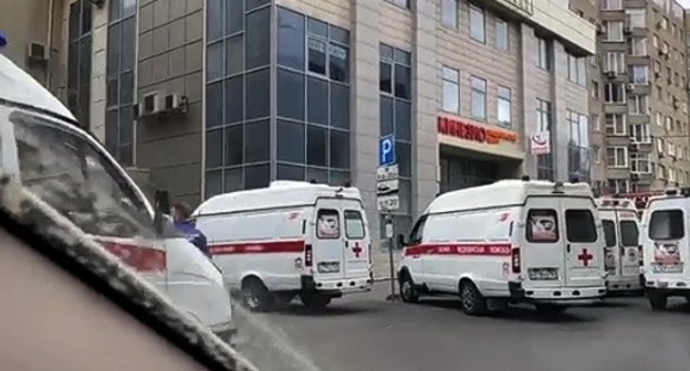 Очередь из машин скорой помощи перед горбольницей в Ростове-на-Дону. Кадр видео Светлана Рыбина в FB Очередь из машин скорой помощи перед горбольницей в Ростове-на-Дону. Кадр видео Светлана Рыбина в FB