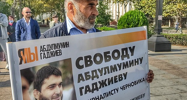 Муртазали Гасангусейнов на пикете в поддержку журналиста Гаджиева. Фото Ильяса Капиева для "Кавказского узла" Муртазали Гасангусейнов на пикете в поддержку журналиста Гаджиева. Фото Ильяса Капиева для "Кавказского узла"